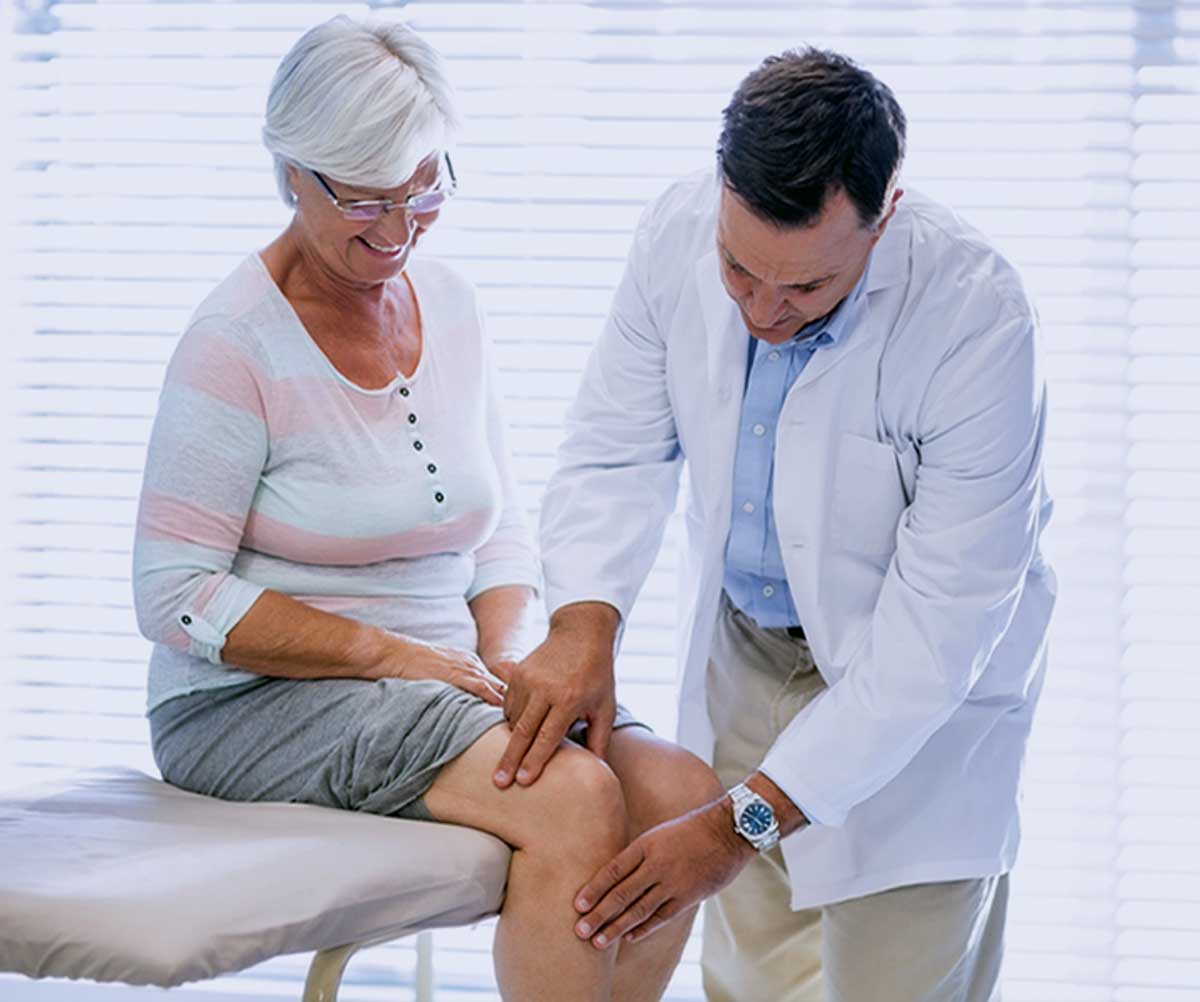 Doctor examines patient's knee